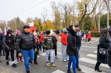 Wroclaw, Polonya - 11 Kasım 2024: Wroclaw 'da Neşeli Bağımsızlık Günü Yürüyüşü, Polonya Bayrakları, Öğrencileri ve 11 Kasım' ı Kutlayan Ailelerle Vatanseverlik Yürüyüşü