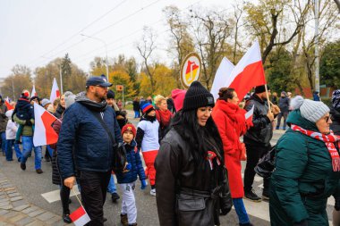 Wroclaw, Polonya - 11 Kasım 2024: Wroclaw 'da Neşeli Bağımsızlık Günü Yürüyüşü, Polonya Bayrakları, Öğrencileri ve 11 Kasım' ı Kutlayan Ailelerle Vatanseverlik Yürüyüşü