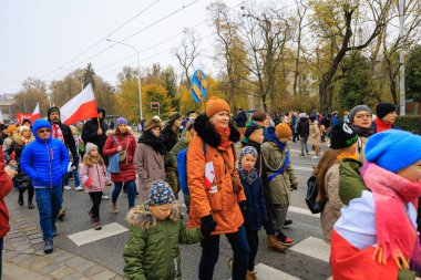 Wroclaw, Polonya - 11 Kasım 2024: Wroclaw 'da Neşeli Bağımsızlık Günü Yürüyüşü, Polonya Bayrakları, Öğrencileri ve 11 Kasım' ı Kutlayan Ailelerle Vatanseverlik Yürüyüşü