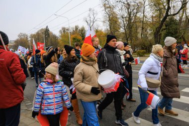Wroclaw, Polonya - 11 Kasım 2024: Wroclaw 'da Neşeli Bağımsızlık Günü Yürüyüşü, Polonya Bayrakları, Öğrencileri ve 11 Kasım' ı Kutlayan Ailelerle Vatanseverlik Yürüyüşü