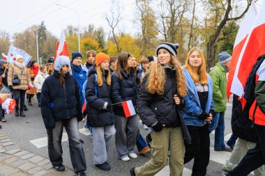 Wroclaw, Polonya - 11 Kasım 2024: Wroclaw 'da Neşeli Bağımsızlık Günü Yürüyüşü, Polonya Bayrakları, Öğrencileri ve 11 Kasım' ı Kutlayan Ailelerle Vatanseverlik Yürüyüşü