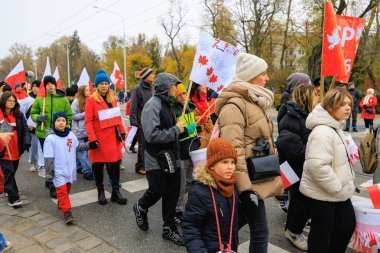 Wroclaw, Polonya - 11 Kasım 2024: Wroclaw 'da Neşeli Bağımsızlık Günü Yürüyüşü, Polonya Bayrakları, Öğrencileri ve 11 Kasım' ı Kutlayan Ailelerle Vatanseverlik Yürüyüşü