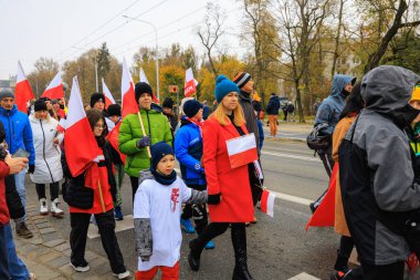 Wroclaw, Polonya - 11 Kasım 2024: Wroclaw 'da Neşeli Bağımsızlık Günü Yürüyüşü, Polonya Bayrakları, Öğrencileri ve 11 Kasım' ı Kutlayan Ailelerle Vatanseverlik Yürüyüşü