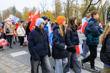 Wroclaw, Polonya - 11 Kasım 2024: Wroclaw 'da Neşeli Bağımsızlık Günü Yürüyüşü, Polonya Bayrakları, Öğrencileri ve 11 Kasım' ı Kutlayan Ailelerle Vatanseverlik Yürüyüşü