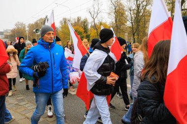 Wroclaw, Polonya - 11 Kasım 2024: Wroclaw 'da Neşeli Bağımsızlık Günü Yürüyüşü, Polonya Bayrakları, Öğrencileri ve 11 Kasım' ı Kutlayan Ailelerle Vatanseverlik Yürüyüşü