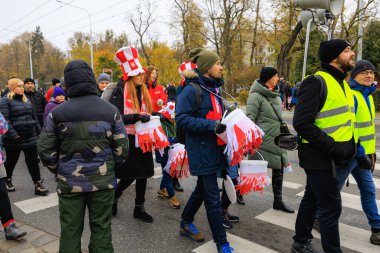 Wroclaw, Polonya - 11 Kasım 2024: Wroclaw 'da Neşeli Bağımsızlık Günü Yürüyüşü, Polonya Bayrakları, Öğrencileri ve 11 Kasım' ı Kutlayan Ailelerle Vatanseverlik Yürüyüşü