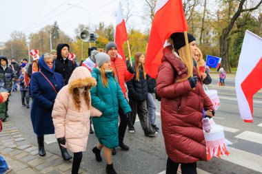 Wroclaw, Polonya - 11 Kasım 2024: Wroclaw 'da Neşeli Bağımsızlık Günü Yürüyüşü, Polonya Bayrakları, Öğrencileri ve 11 Kasım' ı Kutlayan Ailelerle Vatanseverlik Yürüyüşü
