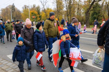 Wroclaw, Polonya - 11 Kasım 2024: Wroclaw 'da Neşeli Bağımsızlık Günü Yürüyüşü, Polonya Bayrakları, Öğrencileri ve 11 Kasım' ı Kutlayan Ailelerle Vatanseverlik Yürüyüşü