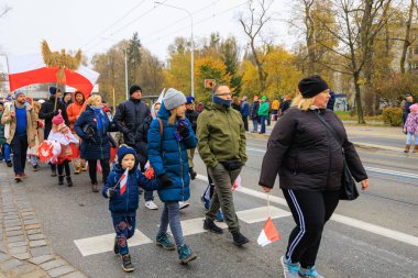 Wroclaw, Polonya - 11 Kasım 2024: Wroclaw 'da Neşeli Bağımsızlık Günü Yürüyüşü, Polonya Bayrakları, Öğrencileri ve 11 Kasım' ı Kutlayan Ailelerle Vatanseverlik Yürüyüşü