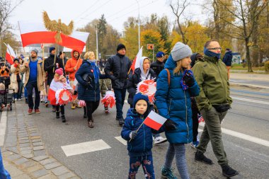 Wroclaw, Polonya - 11 Kasım 2024: Wroclaw 'da Neşeli Bağımsızlık Günü Yürüyüşü, Polonya Bayrakları, Öğrencileri ve 11 Kasım' ı Kutlayan Ailelerle Vatanseverlik Yürüyüşü