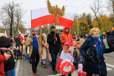 Wroclaw, Polonya - 11 Kasım 2024: Wroclaw 'da Neşeli Bağımsızlık Günü Yürüyüşü, Polonya Bayrakları, Öğrencileri ve 11 Kasım' ı Kutlayan Ailelerle Vatanseverlik Yürüyüşü