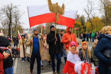 Wroclaw, Polonya - 11 Kasım 2024: Wroclaw 'da Neşeli Bağımsızlık Günü Yürüyüşü, Polonya Bayrakları, Öğrencileri ve 11 Kasım' ı Kutlayan Ailelerle Vatanseverlik Yürüyüşü
