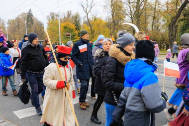 Wroclaw, Polonya - 11 Kasım 2024: Wroclaw 'da Neşeli Bağımsızlık Günü Yürüyüşü, Polonya Bayrakları, Öğrencileri ve 11 Kasım' ı Kutlayan Ailelerle Vatanseverlik Yürüyüşü
