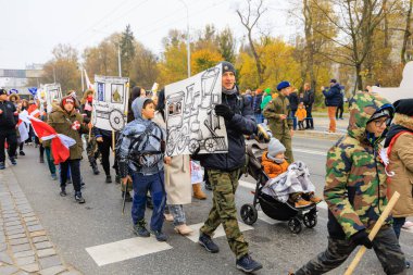 Wroclaw, Polonya - 11 Kasım 2024: Wroclaw 'da Neşeli Bağımsızlık Günü Yürüyüşü, Polonya Bayrakları, Öğrencileri ve 11 Kasım' ı Kutlayan Ailelerle Vatanseverlik Yürüyüşü