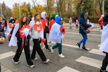 Wroclaw, Polonya - 11 Kasım 2024: Wroclaw 'da Neşeli Bağımsızlık Günü Yürüyüşü, Polonya Bayrakları, Öğrencileri ve 11 Kasım' ı Kutlayan Ailelerle Vatanseverlik Yürüyüşü