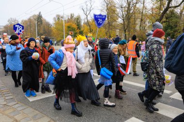 Wroclaw, Polonya - 11 Kasım 2024: Wroclaw 'da Neşeli Bağımsızlık Günü Yürüyüşü, Polonya Bayrakları, Öğrencileri ve 11 Kasım' ı Kutlayan Ailelerle Vatanseverlik Yürüyüşü