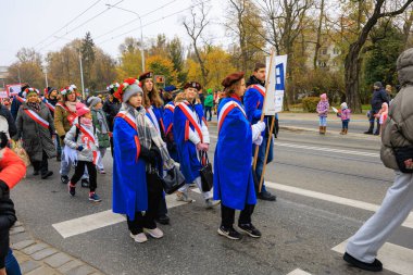 Wroclaw, Polonya - 11 Kasım 2024: Wroclaw 'da Neşeli Bağımsızlık Günü Yürüyüşü, Polonya Bayrakları, Öğrencileri ve 11 Kasım' ı Kutlayan Ailelerle Vatanseverlik Yürüyüşü