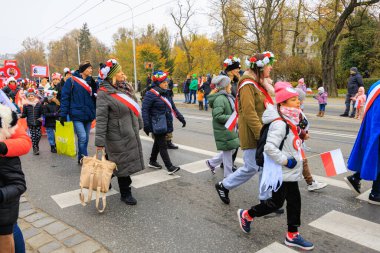 Wroclaw, Polonya - 11 Kasım 2024: Wroclaw 'da Neşeli Bağımsızlık Günü Yürüyüşü, Polonya Bayrakları, Öğrencileri ve 11 Kasım' ı Kutlayan Ailelerle Vatanseverlik Yürüyüşü