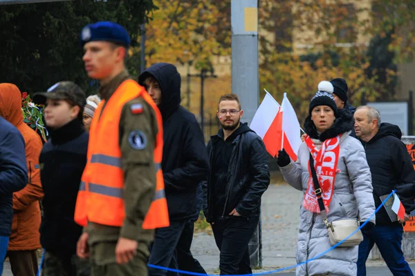 Wroclaw, Polonya - 11 Kasım 2024: Wroclaw 'da Neşeli Bağımsızlık Günü Yürüyüşü, Polonya Bayrakları, Öğrencileri ve 11 Kasım' ı Kutlayan Ailelerle Vatanseverlik Yürüyüşü