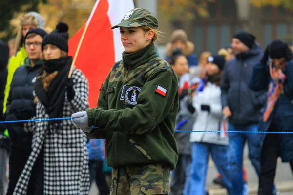 Wroclaw, Polonya - 11 Kasım 2024: Wroclaw 'da Neşeli Bağımsızlık Günü Yürüyüşü, Polonya Bayrakları, Öğrencileri ve 11 Kasım' ı Kutlayan Ailelerle Vatanseverlik Yürüyüşü