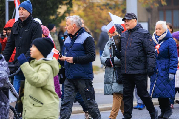 Wroclaw, Polonya - 11 Kasım 2024: Wroclaw 'da Neşeli Bağımsızlık Günü Yürüyüşü, Polonya Bayrakları, Öğrencileri ve 11 Kasım' ı Kutlayan Ailelerle Vatanseverlik Yürüyüşü