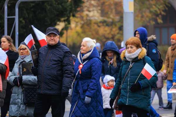 Wroclaw, Polonya - 11 Kasım 2024: Wroclaw 'da Neşeli Bağımsızlık Günü Yürüyüşü, Polonya Bayrakları, Öğrencileri ve 11 Kasım' ı Kutlayan Ailelerle Vatanseverlik Yürüyüşü