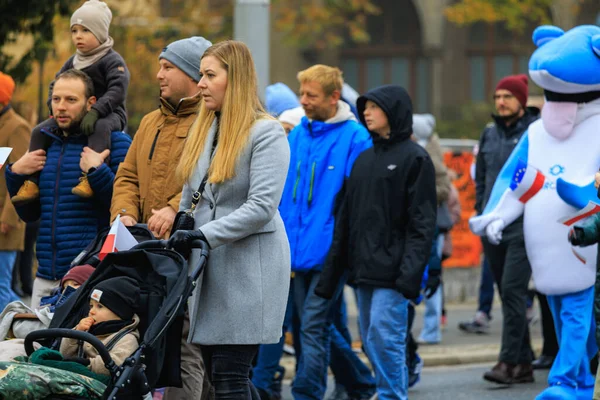 Wroclaw, Polonya - 11 Kasım 2024: Wroclaw 'da Neşeli Bağımsızlık Günü Yürüyüşü, Polonya Bayrakları, Öğrencileri ve 11 Kasım' ı Kutlayan Ailelerle Vatanseverlik Yürüyüşü