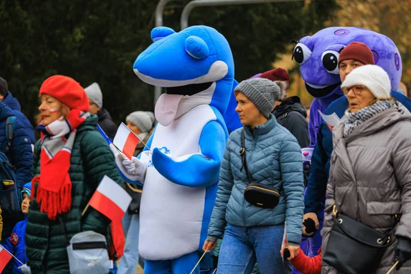 Wroclaw, Polonya - 11 Kasım 2024: Wroclaw 'da Neşeli Bağımsızlık Günü Yürüyüşü, Polonya Bayrakları, Öğrencileri ve 11 Kasım' ı Kutlayan Ailelerle Vatanseverlik Yürüyüşü