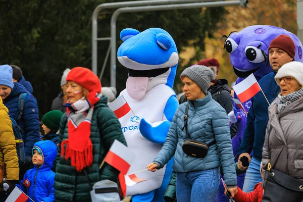 Wroclaw, Polonya - 11 Kasım 2024: Wroclaw 'da Neşeli Bağımsızlık Günü Yürüyüşü, Polonya Bayrakları, Öğrencileri ve 11 Kasım' ı Kutlayan Ailelerle Vatanseverlik Yürüyüşü