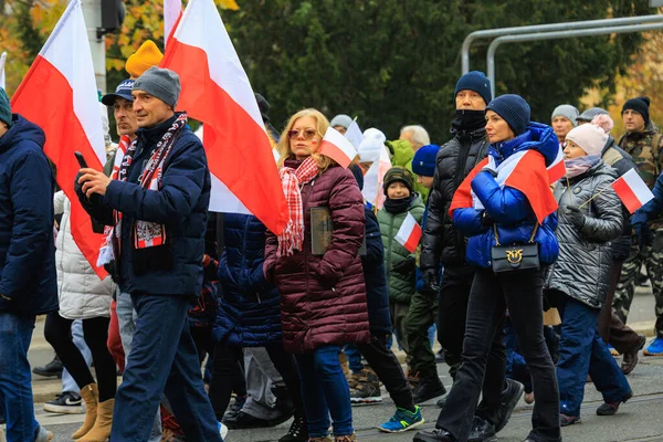 Wroclaw, Polonya - 11 Kasım 2024: Wroclaw 'da Neşeli Bağımsızlık Günü Yürüyüşü, Polonya Bayrakları, Öğrencileri ve 11 Kasım' ı Kutlayan Ailelerle Vatanseverlik Yürüyüşü