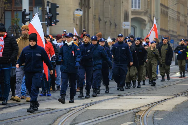 Wroclaw, Polonya - 11 Kasım 2024: Wroclaw 'da Neşeli Bağımsızlık Günü Yürüyüşü, Polonya Bayrakları, Öğrencileri ve 11 Kasım' ı Kutlayan Ailelerle Vatanseverlik Yürüyüşü