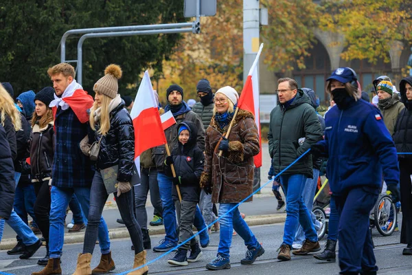 Wroclaw, Polonya - 11 Kasım 2024: Wroclaw 'da Neşeli Bağımsızlık Günü Yürüyüşü, Polonya Bayrakları, Öğrencileri ve 11 Kasım' ı Kutlayan Ailelerle Vatanseverlik Yürüyüşü