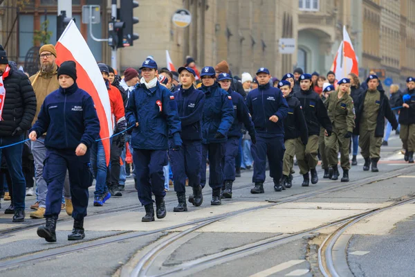 Wroclaw, Polonya - 11 Kasım 2024: Wroclaw 'da Neşeli Bağımsızlık Günü Yürüyüşü, Polonya Bayrakları, Öğrencileri ve 11 Kasım' ı Kutlayan Ailelerle Vatanseverlik Yürüyüşü