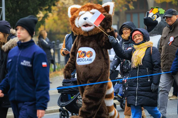 Wroclaw, Polonya - 11 Kasım 2024: Wroclaw 'da Neşeli Bağımsızlık Günü Yürüyüşü, Polonya Bayrakları, Öğrencileri ve 11 Kasım' ı Kutlayan Ailelerle Vatanseverlik Yürüyüşü