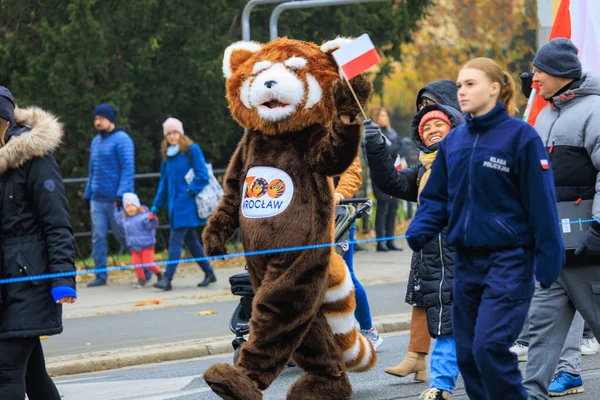 Wroclaw, Polonya - 11 Kasım 2024: Wroclaw 'da Neşeli Bağımsızlık Günü Yürüyüşü, Polonya Bayrakları, Öğrencileri ve 11 Kasım' ı Kutlayan Ailelerle Vatanseverlik Yürüyüşü