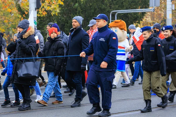 Wroclaw, Polonya - 11 Kasım 2024: Wroclaw 'da Neşeli Bağımsızlık Günü Yürüyüşü, Polonya Bayrakları, Öğrencileri ve 11 Kasım' ı Kutlayan Ailelerle Vatanseverlik Yürüyüşü