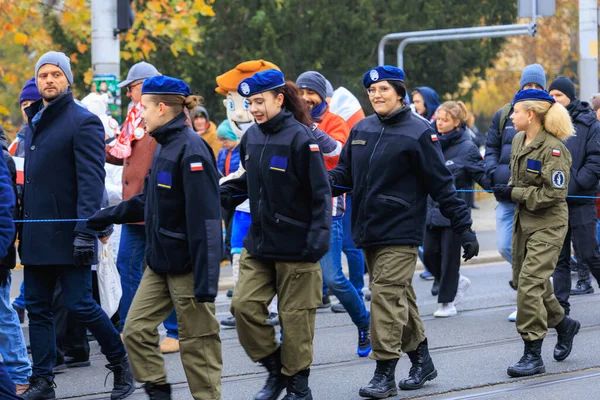 Wroclaw, Polonya - 11 Kasım 2024: Wroclaw 'da Neşeli Bağımsızlık Günü Yürüyüşü, Polonya Bayrakları, Öğrencileri ve 11 Kasım' ı Kutlayan Ailelerle Vatanseverlik Yürüyüşü