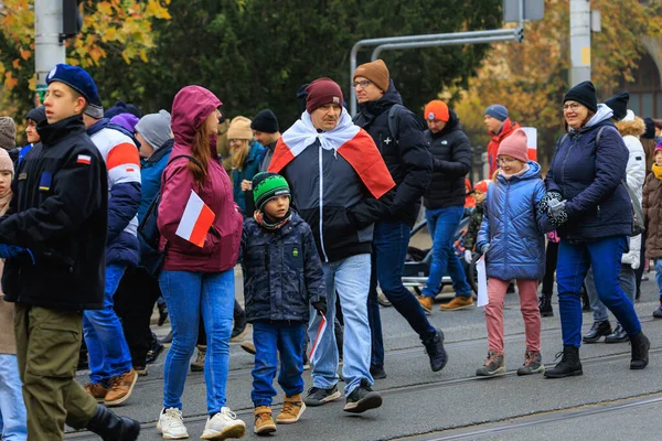Wroclaw, Polonya - 11 Kasım 2024: Wroclaw 'da Neşeli Bağımsızlık Günü Yürüyüşü, Polonya Bayrakları, Öğrencileri ve 11 Kasım' ı Kutlayan Ailelerle Vatanseverlik Yürüyüşü