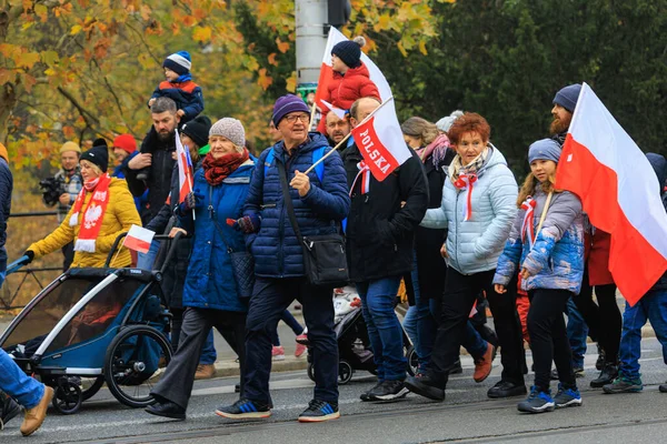 Wroclaw, Polonya - 11 Kasım 2024: Wroclaw 'da Neşeli Bağımsızlık Günü Yürüyüşü, Polonya Bayrakları, Öğrencileri ve 11 Kasım' ı Kutlayan Ailelerle Vatanseverlik Yürüyüşü
