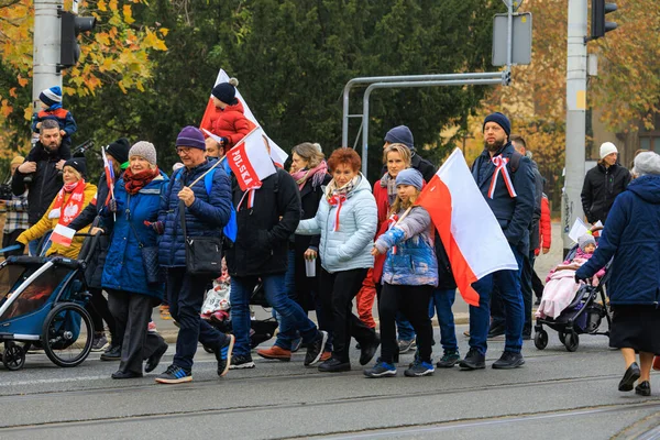 Wroclaw, Polonya - 11 Kasım 2024: Wroclaw 'da Neşeli Bağımsızlık Günü Yürüyüşü, Polonya Bayrakları, Öğrencileri ve 11 Kasım' ı Kutlayan Ailelerle Vatanseverlik Yürüyüşü