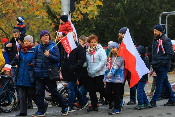 Wroclaw, Polonya - 11 Kasım 2024: Wroclaw 'da Neşeli Bağımsızlık Günü Yürüyüşü, Polonya Bayrakları, Öğrencileri ve 11 Kasım' ı Kutlayan Ailelerle Vatanseverlik Yürüyüşü