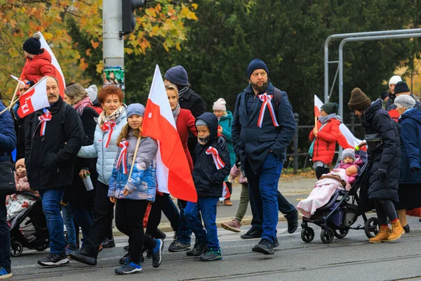 Wroclaw, Polonya - 11 Kasım 2024: Wroclaw 'da Neşeli Bağımsızlık Günü Yürüyüşü, Polonya Bayrakları, Öğrencileri ve 11 Kasım' ı Kutlayan Ailelerle Vatanseverlik Yürüyüşü
