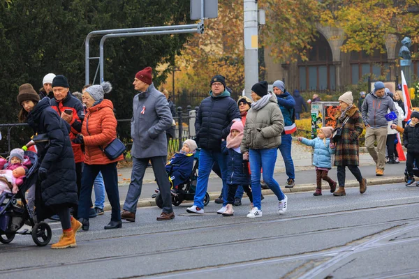 Wroclaw, Polonya - 11 Kasım 2024: Wroclaw 'da Neşeli Bağımsızlık Günü Yürüyüşü, Polonya Bayrakları, Öğrencileri ve 11 Kasım' ı Kutlayan Ailelerle Vatanseverlik Yürüyüşü
