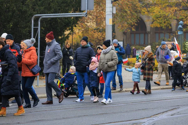 Wroclaw, Polonya - 11 Kasım 2024: Wroclaw 'da Neşeli Bağımsızlık Günü Yürüyüşü, Polonya Bayrakları, Öğrencileri ve 11 Kasım' ı Kutlayan Ailelerle Vatanseverlik Yürüyüşü
