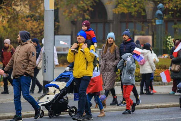 Wroclaw, Polonya - 11 Kasım 2024: Wroclaw 'da Neşeli Bağımsızlık Günü Yürüyüşü, Polonya Bayrakları, Öğrencileri ve 11 Kasım' ı Kutlayan Ailelerle Vatanseverlik Yürüyüşü