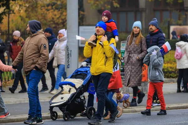 Wroclaw, Polonya - 11 Kasım 2024: Wroclaw 'da Neşeli Bağımsızlık Günü Yürüyüşü, Polonya Bayrakları, Öğrencileri ve 11 Kasım' ı Kutlayan Ailelerle Vatanseverlik Yürüyüşü