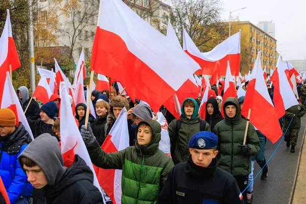 Wroclaw, Polonya - 11 Kasım 2024: Wroclaw 'da Neşeli Bağımsızlık Günü Yürüyüşü, Polonya Bayrakları, Öğrencileri ve 11 Kasım' ı Kutlayan Ailelerle Vatanseverlik Yürüyüşü
