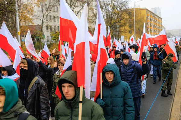 Wroclaw, Polonya - 11 Kasım 2024: Wroclaw 'da Neşeli Bağımsızlık Günü Yürüyüşü, Polonya Bayrakları, Öğrencileri ve 11 Kasım' ı Kutlayan Ailelerle Vatanseverlik Yürüyüşü