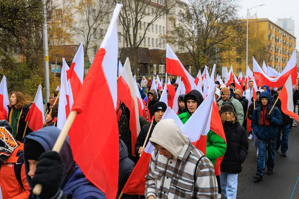 Wroclaw, Polonya - 11 Kasım 2024: Wroclaw 'da Neşeli Bağımsızlık Günü Yürüyüşü, Polonya Bayrakları, Öğrencileri ve 11 Kasım' ı Kutlayan Ailelerle Vatanseverlik Yürüyüşü