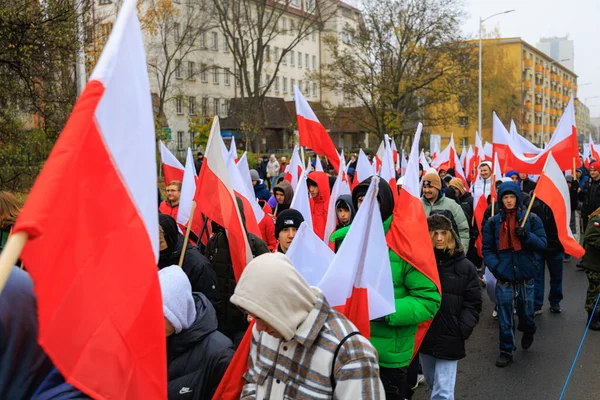 Wroclaw, Polonya - 11 Kasım 2024: Wroclaw 'da Neşeli Bağımsızlık Günü Yürüyüşü, Polonya Bayrakları, Öğrencileri ve 11 Kasım' ı Kutlayan Ailelerle Vatanseverlik Yürüyüşü